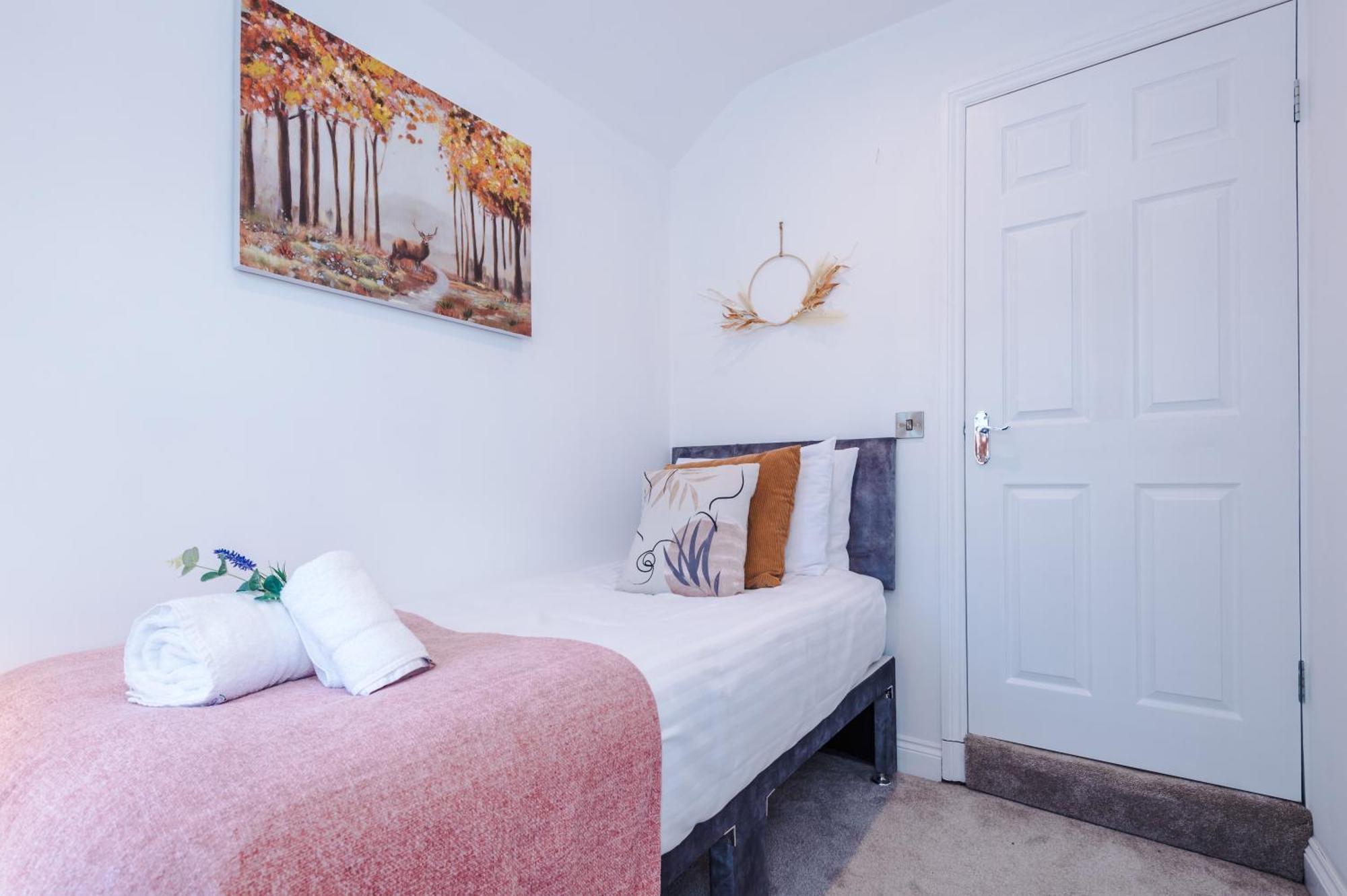 Spacious 3-Bed Home in Nantwich: Group-Friendly Getaway Exterior photo
